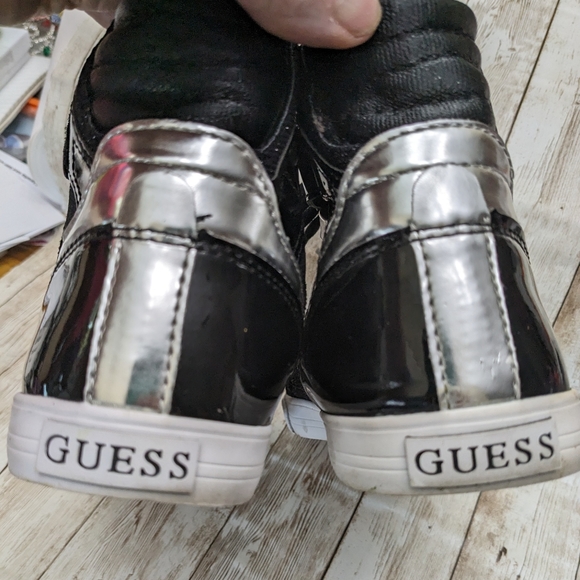 Guess size 8.5 black and silver sneakers - Picture 4 of 5